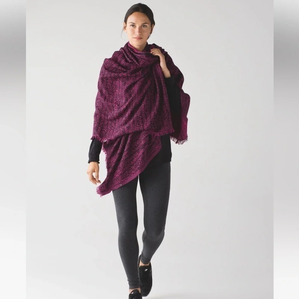 Lululemon Be Present Scarf Trax Jewelled Magenta Black
